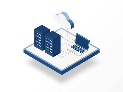Serverschränke und ein mit der Cloud verbundener Laptop